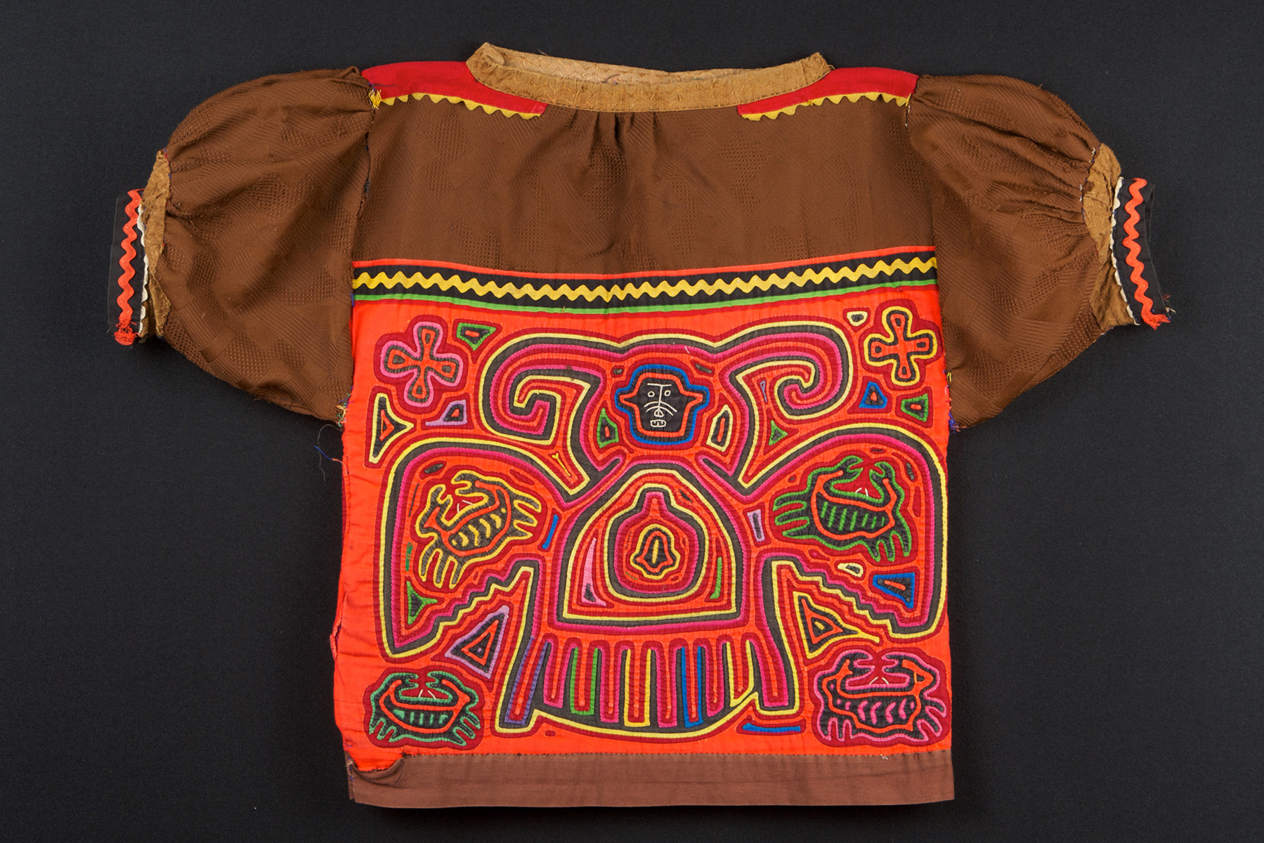 Blouse with mola showing unusual creature
